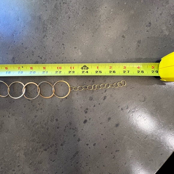 Gold necklace with interlocking circles. - Picture 3 of 3